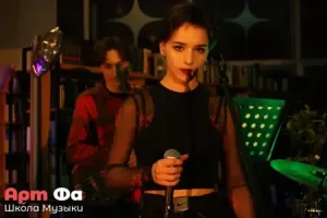 Смотрит прямо в объектив, микрофон в руке у пояса – Большой отчётный концерт №&nbsp;1, ноябрь 2022